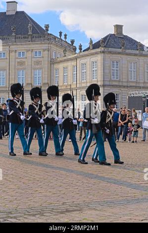 Einheit der Royal Life Guards, die in der Reihe marschiert und die abgehende Wache am Posten entlastet. Wachwechsel im Schloss Amalienborg in Kopenhagen i. Stockfoto