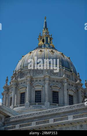 San Francisco, CA, USA - 12. Juli 2023: Grauer Stein NE City Hall Kuppel unter blauem Himmel. Goldene Dekoration an und auf dem Turm. Stockfoto