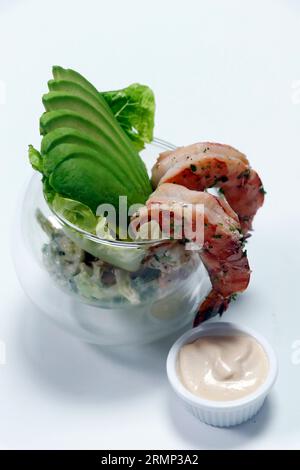 Garnelen- oder Garnelencocktail in einer Glasschale mit Avocado auf weißem Hintergrund Stockfoto