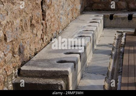 Ephesus, Türkei, alte öffentliche Toiletten im historischen Ephesus Stockfoto