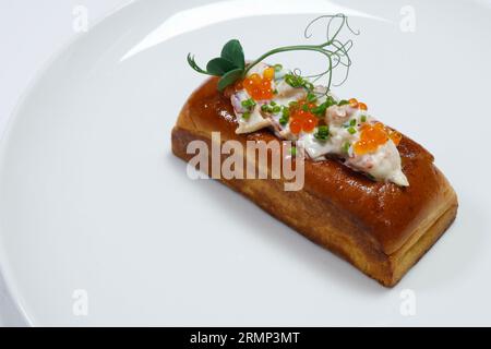 Hummerbrötchen, Garnelenmischung und Hummerfleisch mit Avocado in einem Brötchen mit weißem Hintergrund Stockfoto