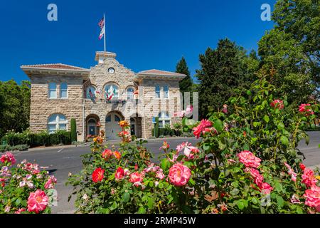 Sonnige Außenansicht des Sonoma City Hall in Kalifornien Stockfoto