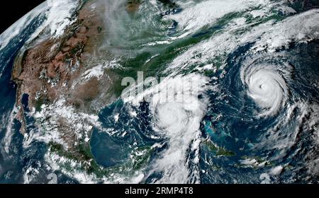 Miami, Usa. 29. August 2023. NOAA GEOS-East Satellitenbild von Hurrikan Idalia, Mitte, während er den Golf von Mexiko aufwärts bewegt, und Hurrikan Franklin, rechts, während er die Ostküste des Atlantischen Ozeans aufwärts bewegt, 29. August 2023. Die Zwillingsstürme im Atlantikbecken sind ein seltenes Ereignis. Quelle: NESDIS/STAR/NOAA/Alamy Live News Stockfoto