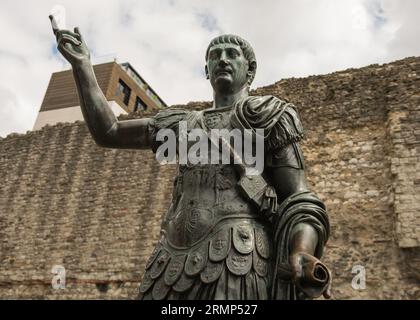 Eine lebensgroße Bronzestatue auf dem Tower Hill, die vermutlich die des römischen Kaisers Trajan in London, England, Großbritannien ist Stockfoto