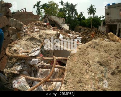 Kalkutta, Westbengalen, Indien. 29. August 2023. Der Schauplatz eines beschädigten Gebäudes nach einer massiven Explosion ereignete sich in einer Feuerwerkskörper-Fabrik im Dorf Duttapukur. Offiziell insgesamt 9 Todesfälle Dattapukur BLAST, während Samsul Ali, ein Miteigentümer der illegalen Feuerwerkskörper-Fabrik, seinen Verletzungen im Krankenhaus des Bezirks Barasat erlag, wurde eine weitere verstümmelte Leiche aus einem lokalen Teich, fast 100 Meter von der Sprengstelle entfernt, geborgen. (Bild: © Dipa Chakraborty/Pacific Press via ZUMA Press Wire) NUR REDAKTIONELLE VERWENDUNG! Nicht für kommerzielle ZWECKE! Stockfoto