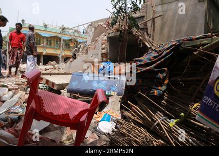 Kalkutta, Westbengalen, Indien. 29. August 2023. Der Schauplatz eines beschädigten Gebäudes nach einer massiven Explosion ereignete sich in einer Feuerwerkskörper-Fabrik im Dorf Duttapukur. Offiziell insgesamt 9 Todesfälle Dattapukur BLAST, während Samsul Ali, ein Miteigentümer der illegalen Feuerwerkskörper-Fabrik, seinen Verletzungen im Krankenhaus des Bezirks Barasat erlag, wurde eine weitere verstümmelte Leiche aus einem lokalen Teich, fast 100 Meter von der Sprengstelle entfernt, geborgen. (Bild: © Dipa Chakraborty/Pacific Press via ZUMA Press Wire) NUR REDAKTIONELLE VERWENDUNG! Nicht für kommerzielle ZWECKE! Stockfoto