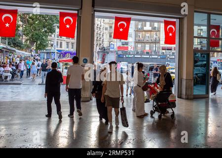 29. August 2023: Menschen, die im Bahnhof Sirkeci während des täglichen Lebens in Istanbul laufen, trotz steigender Inflationsraten am 29. August 2023 in der Türkei. Während die Zentralbank der Republik Türkei ihre Inflationsprognose von 22,3 Prozent auf 58 Prozent für das Ende des Jahres erhöhte, kündigte sie an, dass die Inflation 2024 auf 33 Prozent fallen würde, entsprechend dem prognostizierten Pfad. (Bild: © Tolga Ildun/ZUMA Press Wire) NUR REDAKTIONELLE VERWENDUNG! Nicht für kommerzielle ZWECKE! Stockfoto