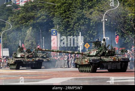 Kuala Lumpur, Malaysia. 29. August 2023. Die Militärpanzer Malaysias wurden während der Paradeprobe in Vorbereitung auf die Feierlichkeiten zum Nationalfeiertag in Putrajaya außerhalb von Kuala Lumpur gesehen. Malaysia feiert am 31. August 1957 seinen 66. Nationalfeiertag zur Erinnerung an die Unabhängigkeit der Föderation Malaya von der britischen Herrschaft. Quelle: SOPA Images Limited/Alamy Live News Stockfoto