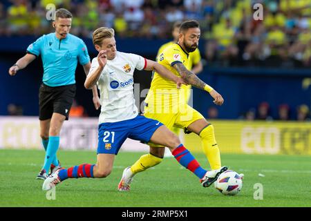 Villarreal, Spanien. 27. August 2023. Frenkie de Jong vom FC Barcelona in Aktion mit Jose Luis Morales von Villarreal CF während des LaLiga EA Sports Matches zwischen Villarreal CF und FC Barcelona im Estadio La Ceramica in Villarreal, Spanien. Quelle: DAX Images/Alamy Live News Stockfoto