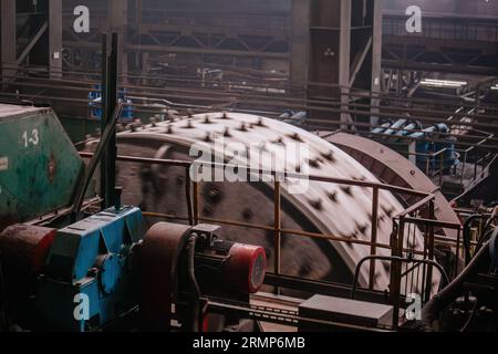 Mühle mahlt Erz in einer Erzaufbereitungsanlage. Stockfoto