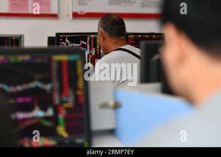 Fuyang, China. 28. August 2023. Die Anleger achten auf die Änderungen im Shanghai Composite Index, die auf einem Computerbildschirm im Hua'an Securities Trading Office in Fuyang angezeigt werden. Das Finanzministerium und die staatliche Steuerverwaltung gaben am 27. August bekannt, dass China die Stempelsteuer auf Aktiengeschäfte ab dem 28. August halbieren werde, um die Kapitalmärkte zu beleben und das Vertrauen der Anleger zu stärken. (Foto: Sheldon Cooper/SOPA Images/SIPA USA) Credit: SIPA USA/Alamy Live News Stockfoto