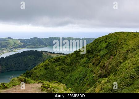 Landschaftsblick auf die zwei Seen von Sete Cidades vom Aussichtspunkt Boca do Inferno auf der Insel Sao Miguel, Azoren, Portugal Stockfoto