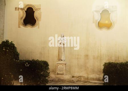 Lequile, Italien. Eine Statue des Schutzpatrons vor der Kirche und dem Kloster St. aus dem 17. Jahrhundert Franz von Assisi. Stockfoto