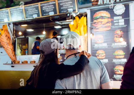 Ein Paar in einem Food Truck. Palermo Hippodrome, Buenos Aires, Argentinien. Stockfoto