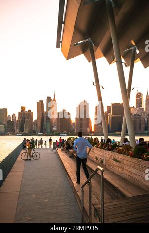 Long Island City, New York - 13. Juli 2019: Blick bei Sonnenuntergang vom Gantry Plaza State Park in Queens New York City. Stockfoto