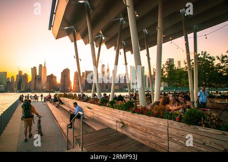 Long Island City, New York - 13. Juli 2019: Blick bei Sonnenuntergang vom Gantry Plaza State Park in Queens New York City. Stockfoto