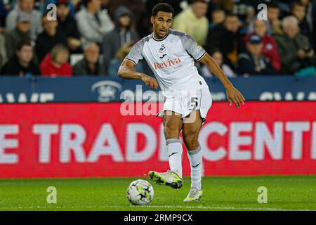 Swansea, Großbritannien. 29. August 2023. Ben Cabango vom Swansea City Carabao Cup, Spiel der 2. Runde, Swansea City gegen AFC Bournemouth im Stadion Swansea.com in Swansea, Wales am Dienstag, den 29. August 2023. Dieses Bild darf nur zu redaktionellen Zwecken verwendet werden. Nur redaktionelle Verwendung, Bild von Andrew Orchard Sports Photography/Alamy Live News Stockfoto