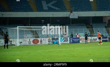 Kalkutta, Indien. 29. August 2023. Emami East Bengal tritt mit Elfmeterschießen am 29. August 2023 im VYBK-Stadion in Kalkutta in das Finale des Durand-23-Turniers ein Stockfoto