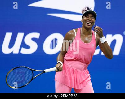 Flushing Meadow, Usa. 29. August 2023. Venus Williams reagiert, nachdem sie im ersten Satz gegen Greet Minnen von Belgien bei den US Open Tennis Championships 2023 im USTA Billie Jean King National Tennis Center am Dienstag, den 29. August 2023 in New York City einen Punkt verloren hat. Foto von John Angelillo/UPI Credit: UPI/Alamy Live News Stockfoto