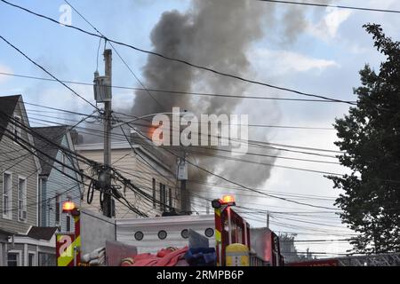 Newark, New Jersey, USA. 29. August 2023. (NEU) zwei-Alarm-Feuer in Newark, New Jersey. 29. August 2023, Newark, New Jersey, USA: Feuerwehrleute kämpften gegen Flammen, die in einem Mehrfamilienhaus durch einen Brand in Newark, New Jersey, ausbrachen. Das zwei-Alarm-Feuer brach in einem dreistöckigen Wohnhaus an der 634 15th Avenue gegen 17:00 Uhr am Dienstag (29) Nachmittag aus. Es wurden keine Verletzungen gemeldet. (Bild: © Kyle Mazza/TheNEWS2 über ZUMA Press Wire) NUR REDAKTIONELLE VERWENDUNG! Nicht für kommerzielle ZWECKE! Stockfoto