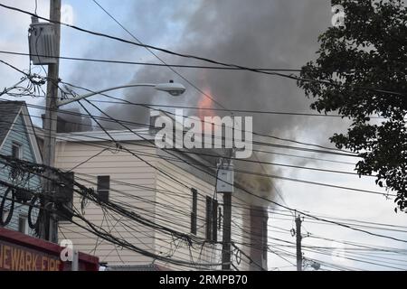 Newark, New Jersey, USA. 29. August 2023. (NEU) zwei-Alarm-Feuer in Newark, New Jersey. 29. August 2023, Newark, New Jersey, USA: Feuerwehrleute kämpften gegen Flammen, die in einem Mehrfamilienhaus durch einen Brand in Newark, New Jersey, ausbrachen. Das zwei-Alarm-Feuer brach in einem dreistöckigen Wohnhaus an der 634 15th Avenue gegen 17:00 Uhr am Dienstag (29) Nachmittag aus. Es wurden keine Verletzungen gemeldet. (Bild: © Kyle Mazza/TheNEWS2 über ZUMA Press Wire) NUR REDAKTIONELLE VERWENDUNG! Nicht für kommerzielle ZWECKE! Stockfoto