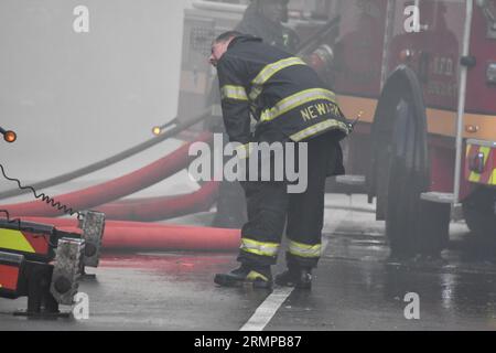 Newark, New Jersey, USA. 29. August 2023. (NEU) zwei-Alarm-Feuer in Newark, New Jersey. 29. August 2023, Newark, New Jersey, USA: Feuerwehrleute kämpften gegen Flammen, die in einem Mehrfamilienhaus durch einen Brand in Newark, New Jersey, ausbrachen. Das zwei-Alarm-Feuer brach in einem dreistöckigen Wohnhaus an der 634 15th Avenue gegen 17:00 Uhr am Dienstag (29) Nachmittag aus. Es wurden keine Verletzungen gemeldet. (Bild: © Kyle Mazza/TheNEWS2 über ZUMA Press Wire) NUR REDAKTIONELLE VERWENDUNG! Nicht für kommerzielle ZWECKE! Stockfoto