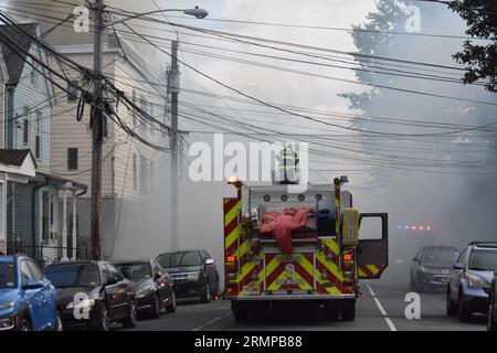 Newark, New Jersey, USA. 29. August 2023. (NEU) zwei-Alarm-Feuer in Newark, New Jersey. 29. August 2023, Newark, New Jersey, USA: Feuerwehrleute kämpften gegen Flammen, die in einem Mehrfamilienhaus durch einen Brand in Newark, New Jersey, ausbrachen. Das zwei-Alarm-Feuer brach in einem dreistöckigen Wohnhaus an der 634 15th Avenue gegen 17:00 Uhr am Dienstag (29) Nachmittag aus. Es wurden keine Verletzungen gemeldet. (Bild: © Kyle Mazza/TheNEWS2 über ZUMA Press Wire) NUR REDAKTIONELLE VERWENDUNG! Nicht für kommerzielle ZWECKE! Stockfoto