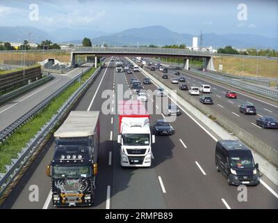 Nach der Sommerpause ist die Autobahn Mailand-Venedig trotz der 4 Fahrspuren in jeder Richtung bereits mit Warteschlangen auf den Rampen und intensivem Verkehr auf Hochtouren. Stockfoto