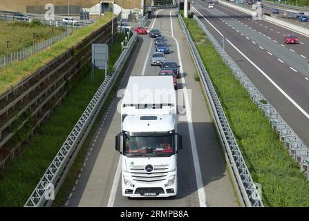 Nach der Sommerpause ist die Autobahn Mailand-Venedig trotz der 4 Fahrspuren in jeder Richtung bereits voll befahren, mit Warteschlangen auf den Rampen und intensivem Verkehr. Stockfoto