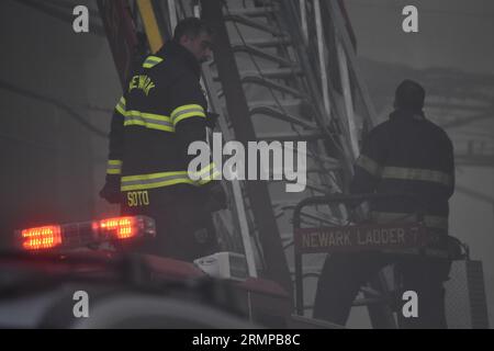 Newark, New Jersey, USA. 29. August 2023. (NEU) zwei-Alarm-Feuer in Newark, New Jersey. 29. August 2023, Newark, New Jersey, USA: Feuerwehrleute kämpften gegen Flammen, die in einem Mehrfamilienhaus durch einen Brand in Newark, New Jersey, ausbrachen. Das zwei-Alarm-Feuer brach in einem dreistöckigen Wohnhaus an der 634 15th Avenue gegen 17:00 Uhr am Dienstag (29) Nachmittag aus. Es wurden keine Verletzungen gemeldet. (Bild: © Kyle Mazza/TheNEWS2 über ZUMA Press Wire) NUR REDAKTIONELLE VERWENDUNG! Nicht für kommerzielle ZWECKE! Stockfoto
