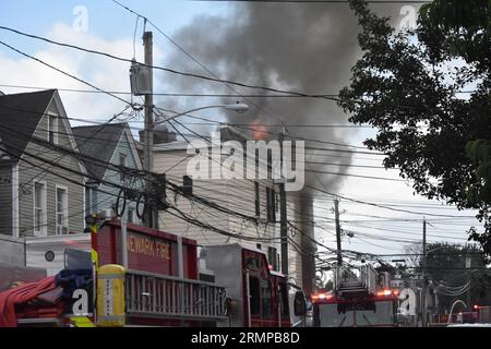 Newark, New Jersey, USA. 29. August 2023. (NEU) zwei-Alarm-Feuer in Newark, New Jersey. 29. August 2023, Newark, New Jersey, USA: Feuerwehrleute kämpften gegen Flammen, die in einem Mehrfamilienhaus durch einen Brand in Newark, New Jersey, ausbrachen. Das zwei-Alarm-Feuer brach in einem dreistöckigen Wohnhaus an der 634 15th Avenue gegen 17:00 Uhr am Dienstag (29) Nachmittag aus. Es wurden keine Verletzungen gemeldet. (Bild: © Kyle Mazza/TheNEWS2 über ZUMA Press Wire) NUR REDAKTIONELLE VERWENDUNG! Nicht für kommerzielle ZWECKE! Stockfoto