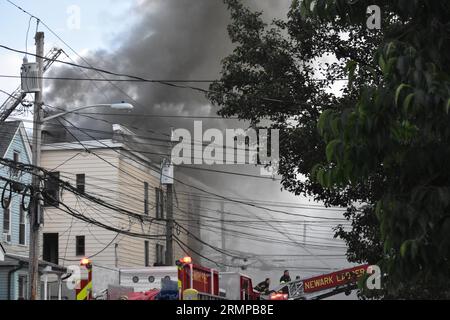 Newark, New Jersey, USA. 29. August 2023. (NEU) zwei-Alarm-Feuer in Newark, New Jersey. 29. August 2023, Newark, New Jersey, USA: Feuerwehrleute kämpften gegen Flammen, die in einem Mehrfamilienhaus durch einen Brand in Newark, New Jersey, ausbrachen. Das zwei-Alarm-Feuer brach in einem dreistöckigen Wohnhaus an der 634 15th Avenue gegen 17:00 Uhr am Dienstag (29) Nachmittag aus. Es wurden keine Verletzungen gemeldet. (Bild: © Kyle Mazza/TheNEWS2 über ZUMA Press Wire) NUR REDAKTIONELLE VERWENDUNG! Nicht für kommerzielle ZWECKE! Stockfoto