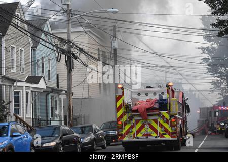 Newark, New Jersey, USA. 29. August 2023. (NEU) zwei-Alarm-Feuer in Newark, New Jersey. 29. August 2023, Newark, New Jersey, USA: Feuerwehrleute kämpften gegen Flammen, die in einem Mehrfamilienhaus durch einen Brand in Newark, New Jersey, ausbrachen. Das zwei-Alarm-Feuer brach in einem dreistöckigen Wohnhaus an der 634 15th Avenue gegen 17:00 Uhr am Dienstag (29) Nachmittag aus. Es wurden keine Verletzungen gemeldet. (Bild: © Kyle Mazza/TheNEWS2 über ZUMA Press Wire) NUR REDAKTIONELLE VERWENDUNG! Nicht für kommerzielle ZWECKE! Stockfoto