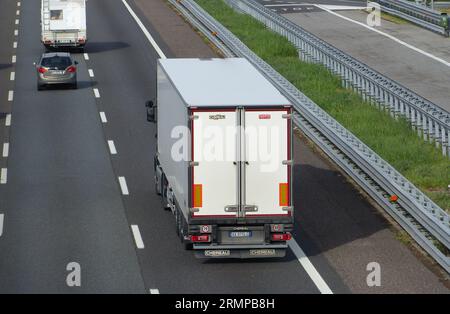 Nach der Sommerpause ist die Autobahn Mailand-Venedig trotz der 4 Fahrspuren in jeder Richtung bereits mit Warteschlangen auf den Rampen und intensivem Verkehr auf Hochtouren. Stockfoto