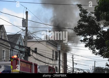 Newark, New Jersey, USA. 29. August 2023. (NEU) zwei-Alarm-Feuer in Newark, New Jersey. 29. August 2023, Newark, New Jersey, USA: Feuerwehrleute kämpften gegen Flammen, die in einem Mehrfamilienhaus durch einen Brand in Newark, New Jersey, ausbrachen. Das zwei-Alarm-Feuer brach in einem dreistöckigen Wohnhaus an der 634 15th Avenue gegen 17:00 Uhr am Dienstag (29) Nachmittag aus. Es wurden keine Verletzungen gemeldet. (Bild: © Kyle Mazza/TheNEWS2 über ZUMA Press Wire) NUR REDAKTIONELLE VERWENDUNG! Nicht für kommerzielle ZWECKE! Stockfoto