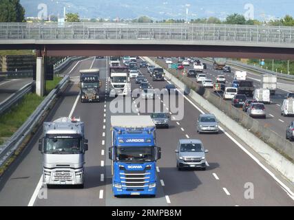 Nach der Sommerpause ist die Autobahn Mailand-Venedig trotz der 4 Fahrspuren in jeder Richtung bereits mit Warteschlangen auf den Rampen und intensivem Verkehr auf Hochtouren. Stockfoto