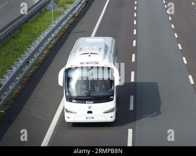 Nach der Sommerpause ist die Autobahn Mailand-Venedig trotz der 4 Fahrspuren in jeder Richtung bereits mit Warteschlangen auf den Rampen und intensivem Verkehr auf Hochtouren. Stockfoto