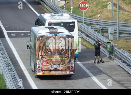 Nach der Sommerpause ist die Autobahn Mailand-Venedig trotz der 4 Fahrspuren in jeder Richtung bereits mit Warteschlangen auf den Rampen und intensivem Verkehr auf Hochtouren. Stockfoto