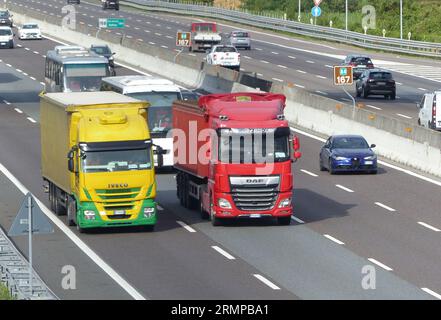 Nach der Sommerpause ist die Autobahn Mailand-Venedig trotz der 4 Fahrspuren in jeder Richtung bereits voll befahren, mit Warteschlangen auf den Rampen und intensivem Verkehr. Stockfoto