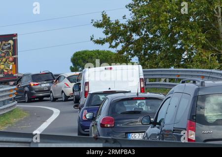 Nach der Sommerpause ist die Autobahn Mailand-Venedig trotz der 4 Fahrspuren in jeder Richtung bereits voll befahren, mit Warteschlangen auf den Rampen und intensivem Verkehr. Stockfoto