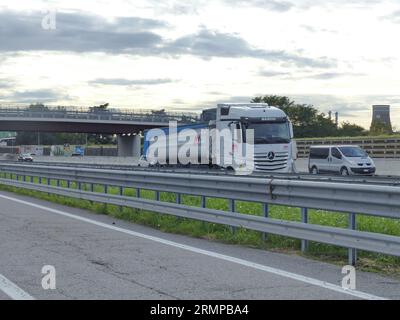 Nach der Sommerpause ist die Autobahn Mailand-Venedig trotz der 4 Fahrspuren in jeder Richtung bereits mit Warteschlangen auf den Rampen und intensivem Verkehr auf Hochtouren. Stockfoto