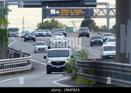 Nach der Sommerpause ist die Autobahn Mailand-Venedig trotz der 4 Fahrspuren in jeder Richtung bereits mit Warteschlangen auf den Rampen und intensivem Verkehr auf Hochtouren. Stockfoto