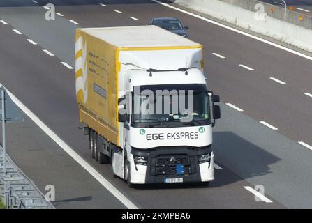 Nach der Sommerpause ist die Autobahn Mailand-Venedig trotz der 4 Fahrspuren in jeder Richtung bereits voll befahren, mit Warteschlangen auf den Rampen und intensivem Verkehr. Stockfoto