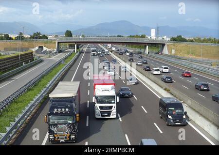 Nach der Sommerpause ist die Autobahn Mailand-Venedig trotz der 4 Fahrspuren in jeder Richtung bereits mit Warteschlangen auf den Rampen und intensivem Verkehr auf Hochtouren. Stockfoto