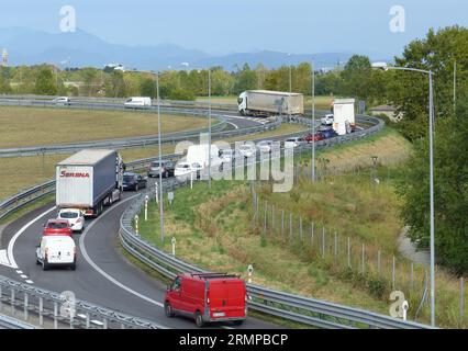 Nach der Sommerpause ist die Autobahn Mailand-Venedig trotz der 4 Fahrspuren in jeder Richtung bereits mit Warteschlangen auf den Rampen und intensivem Verkehr auf Hochtouren. Stockfoto