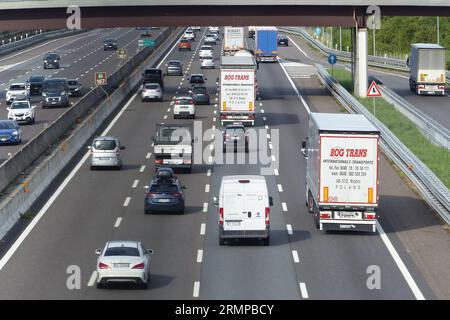 Nach der Sommerpause ist die Autobahn Mailand-Venedig trotz der 4 Fahrspuren in jeder Richtung bereits mit Warteschlangen auf den Rampen und intensivem Verkehr auf Hochtouren. Stockfoto
