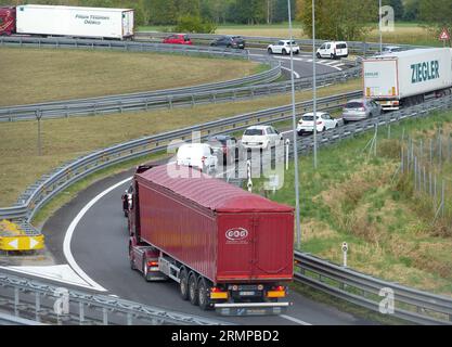 Nach der Sommerpause ist die Autobahn Mailand-Venedig trotz der 4 Fahrspuren in jeder Richtung bereits mit Warteschlangen auf den Rampen und intensivem Verkehr auf Hochtouren. Stockfoto