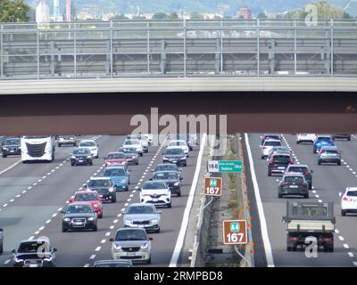 Nach der Sommerpause ist die Autobahn Mailand-Venedig trotz der 4 Fahrspuren in jeder Richtung bereits mit Warteschlangen auf den Rampen und intensivem Verkehr auf Hochtouren. Stockfoto