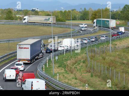 Nach der Sommerpause ist die Autobahn Mailand-Venedig trotz der 4 Fahrspuren in jeder Richtung bereits mit Warteschlangen auf den Rampen und intensivem Verkehr auf Hochtouren. Stockfoto