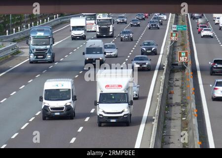 Nach der Sommerpause ist die Autobahn Mailand-Venedig trotz der 4 Fahrspuren in jeder Richtung bereits mit Warteschlangen auf den Rampen und intensivem Verkehr auf Hochtouren. Stockfoto